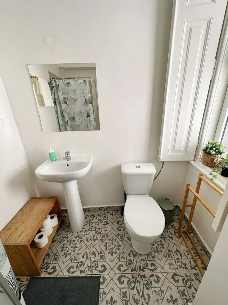 Guest house By The City-casa-de-banho-1