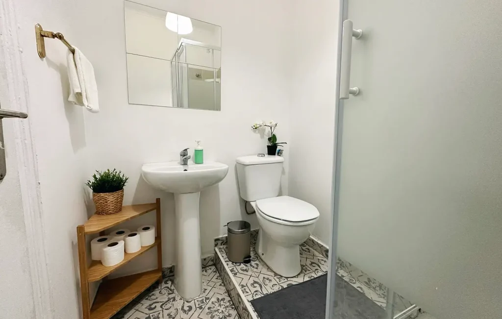 Guest house By The City-casa-de-banho