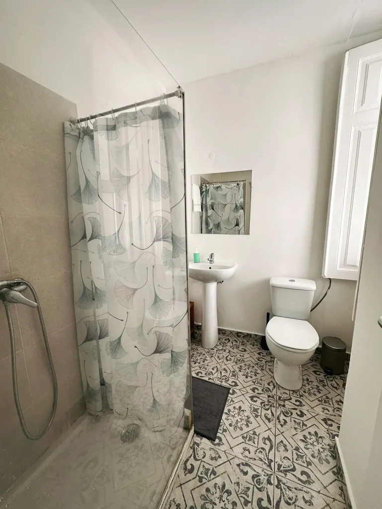 Guest house By The City-casa-de-banho-3
