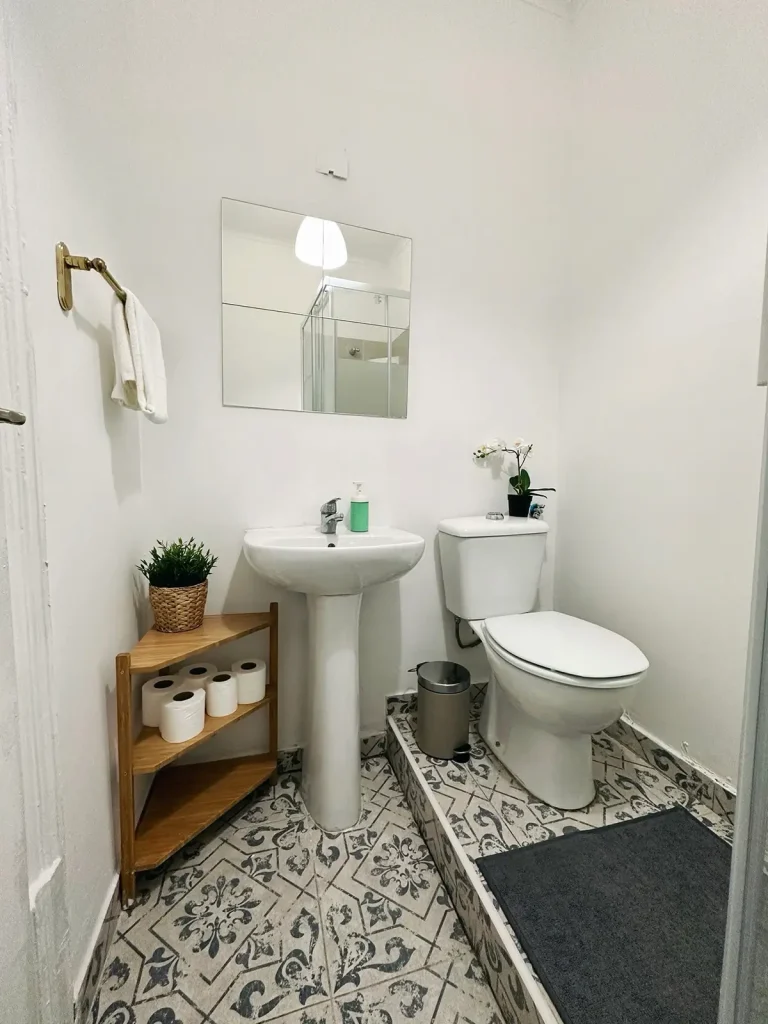 Guest house By The City-casa-de-banho-4